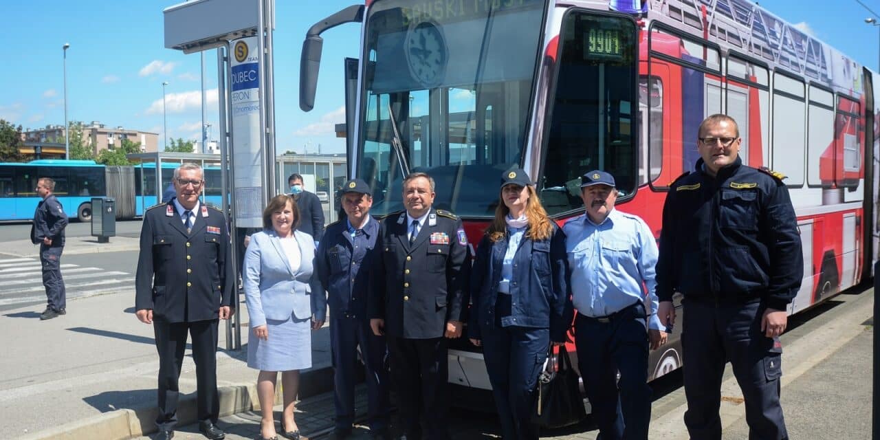 Zagreb: U čast vatrogascima u promet pušten posebno oslikan tramvaj