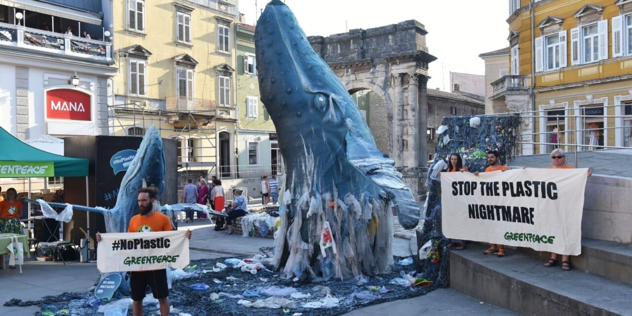 Pula: Izložena skulptura visine 6 metara koja izranja iz mora plastiènog otpada