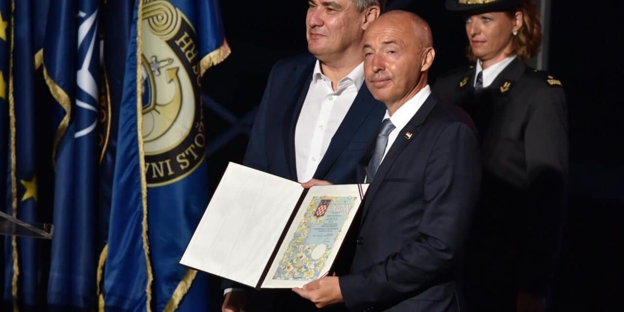 Knin: Predsjednik RH Zoran Milanović na kninskoj tvrđavi odlikovao generale VRO Oluja