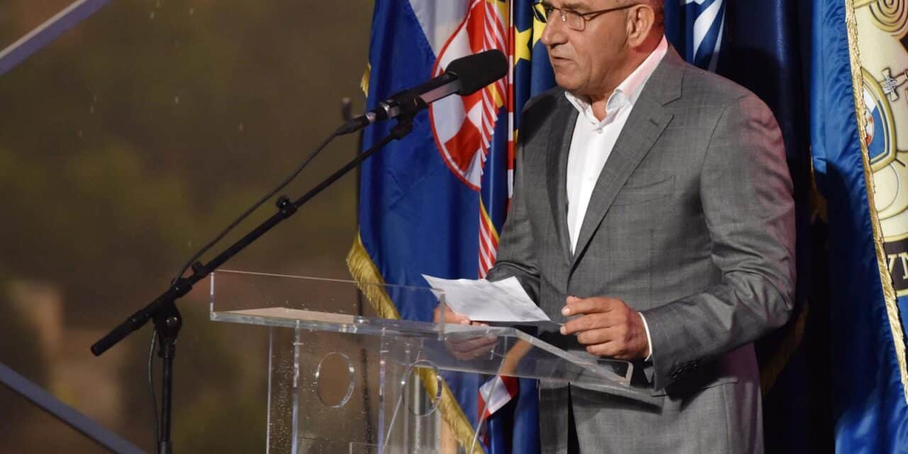 Knin: Predsjednik RH Zoran Milanović na kninskoj tvrđavi odlikovao generale VRO Oluja