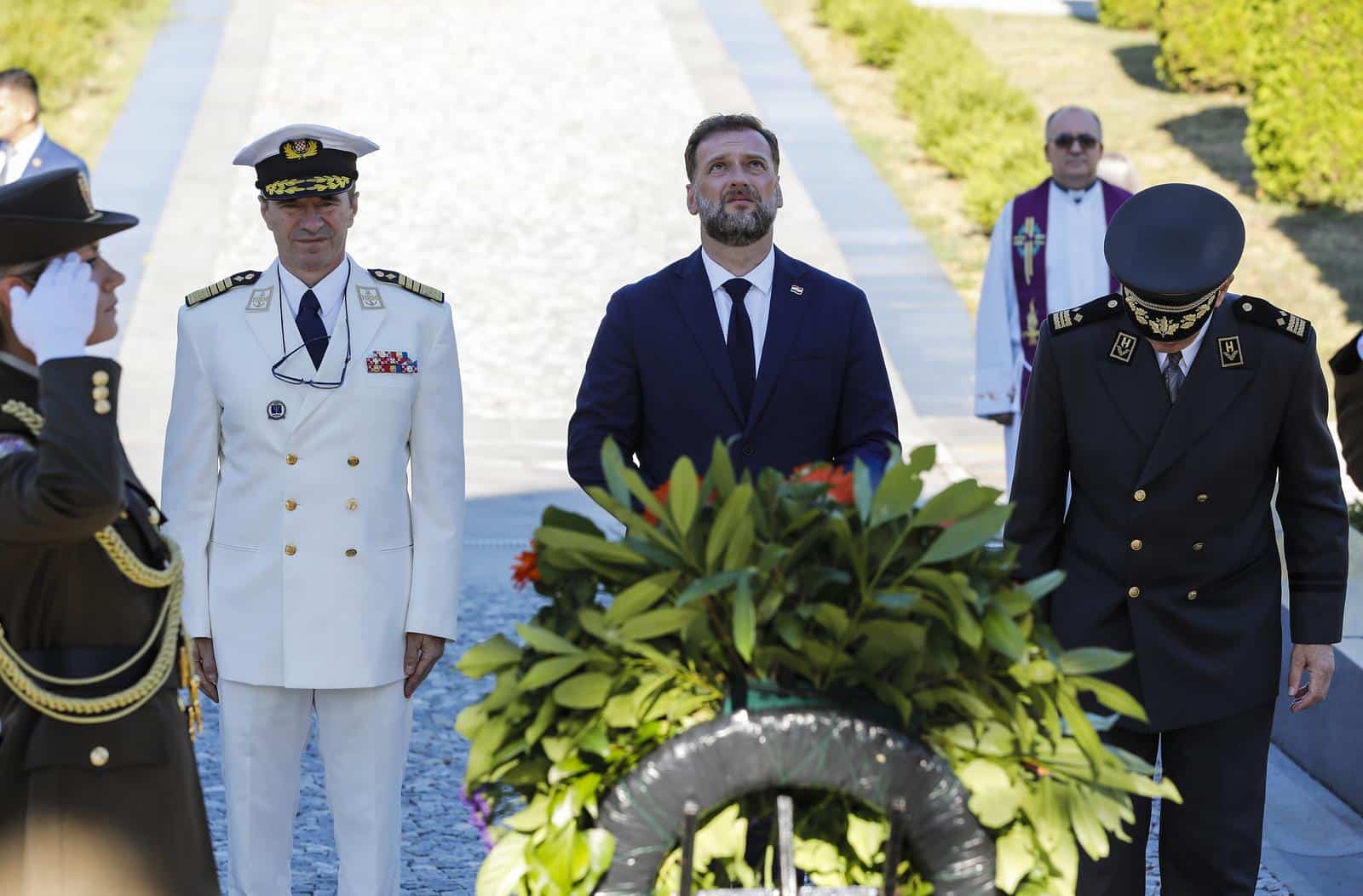 Zagreb: Izaslanstvo Ministarstva obrane i Hrvatske vojske položilo je vijence i zapalilo svijeće na Gradskom groblju Mirogoj