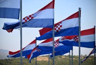 Zastave u Kninu dan uoči 27. obljetnice VRO Oluja.
