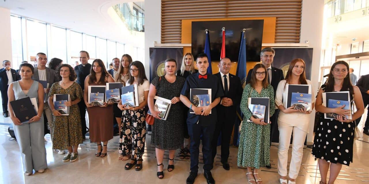 Šibenik: Plenković s članovima Vlade na predstavljanju zbirke “Priče iz Domovinskog rata iz pera srednjoškolaca”