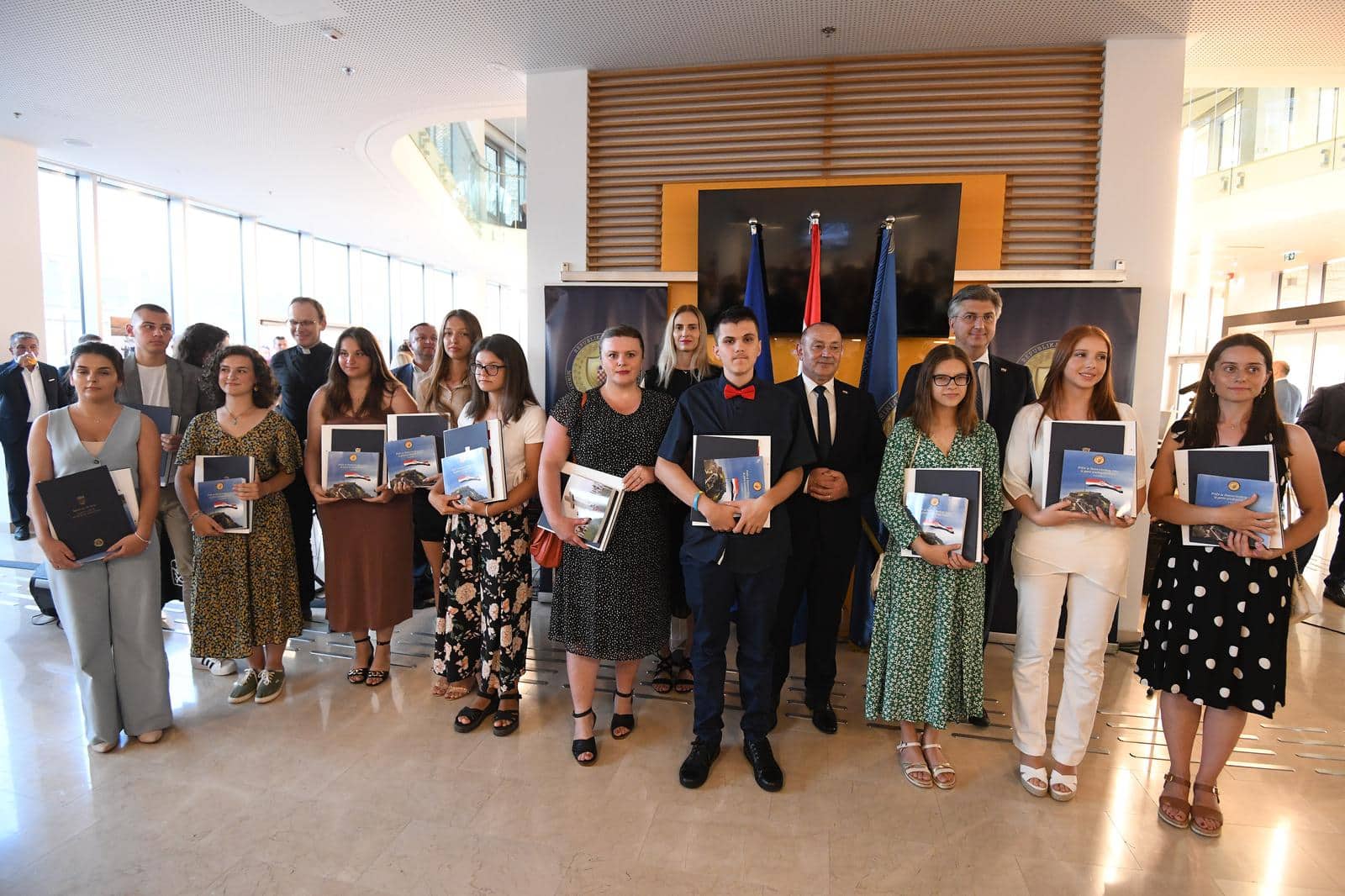 Šibenik: Plenković s članovima Vlade na predstavljanju zbirke “Priče iz Domovinskog rata iz pera srednjoškolaca”