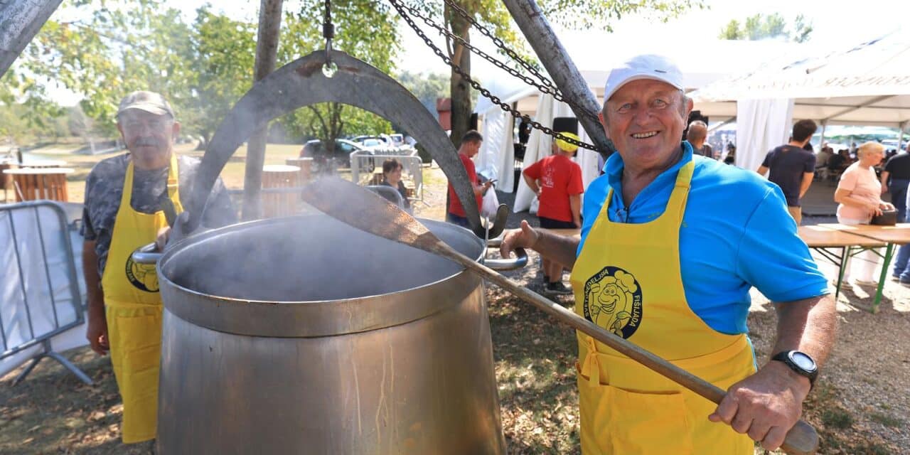 Na 22. svetonedeljskoj fišijadi riba se kuha u najvećem kotlu u Hrvatskoj