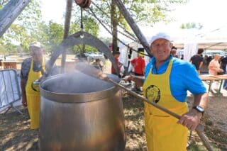 Na 22. svetonedeljskoj fišijadi riba se kuha u najvećem kotlu u Hrvatskoj
