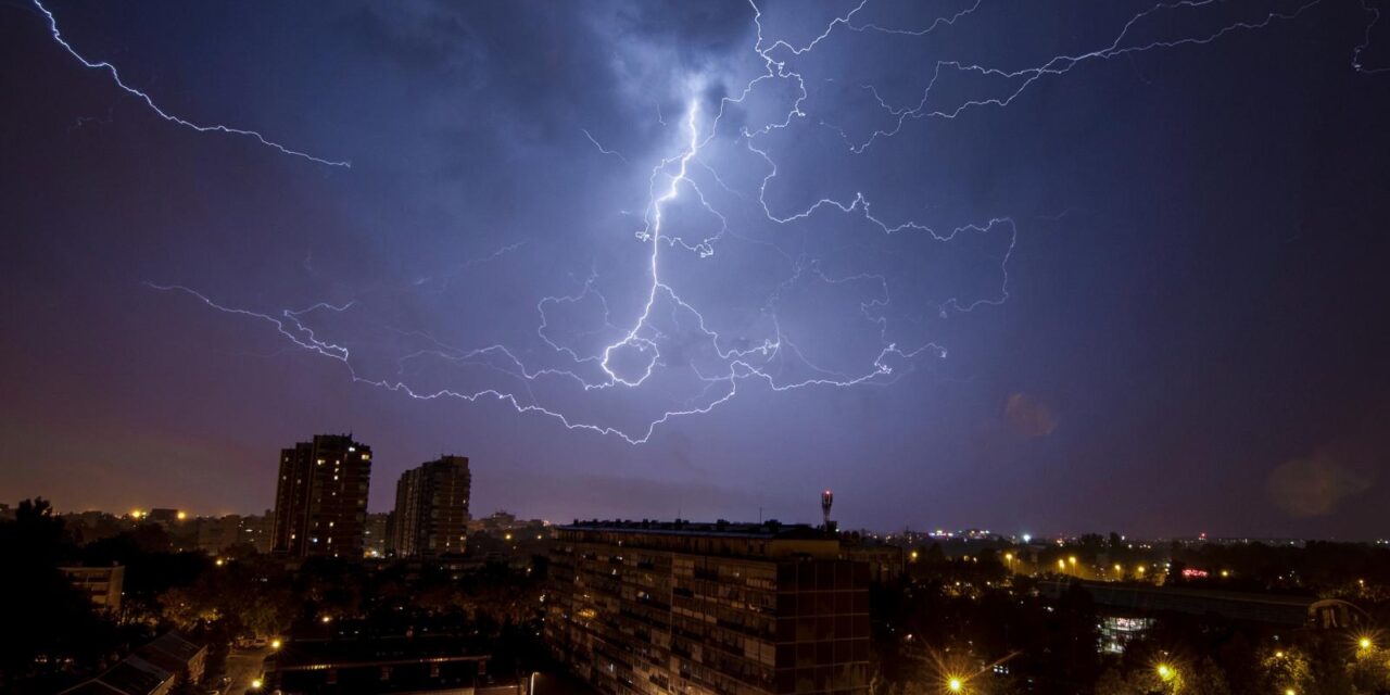Snažno grmljavinsko nevrijeme noćas je zahvatilo Zagreb i okolicu