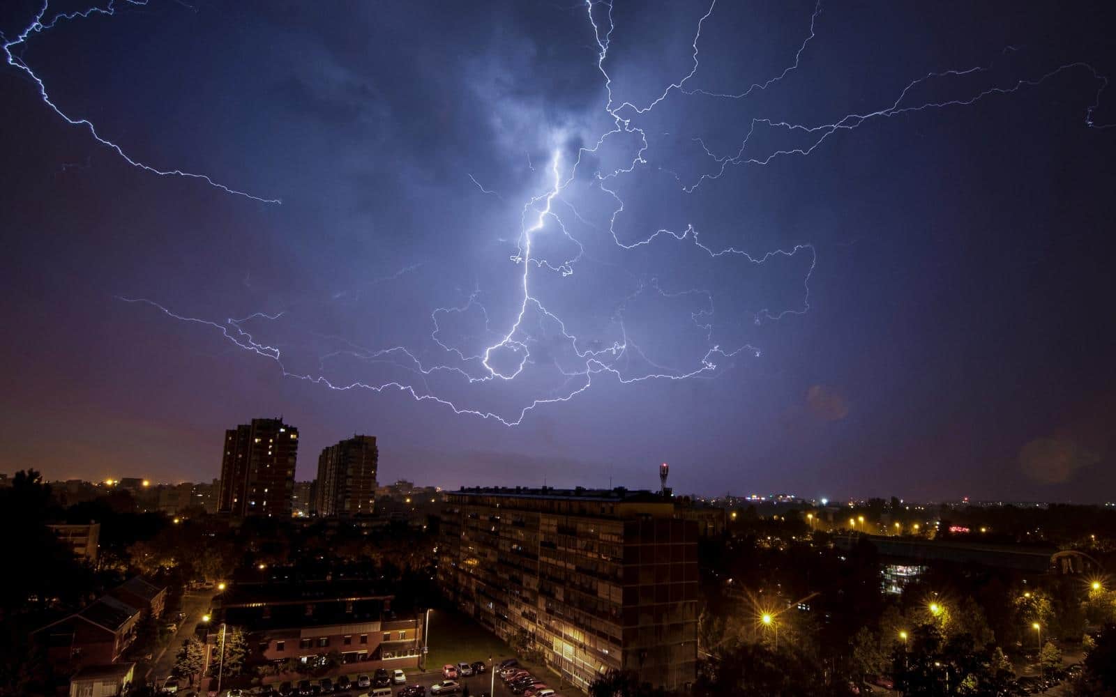 Snažno grmljavinsko nevrijeme noćas je zahvatilo Zagreb i okolicu