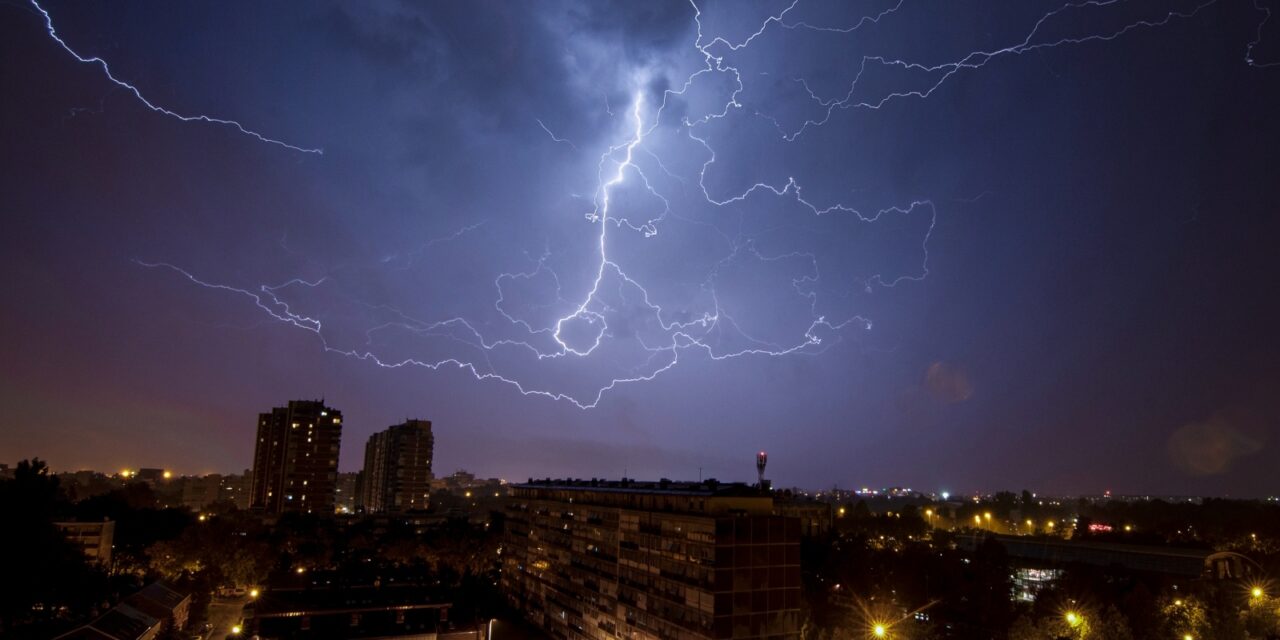 Snažno grmljavinsko nevrijeme noćas je zahvatilo Zagreb i okolicu