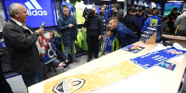 Zagreb: Igrači Dinama Mislav Oršić i Joško Gvardiol družili se s navijačima u Fan shopu