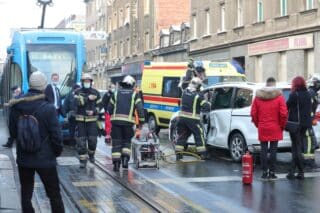 Zagreb: Vatrogasci morali rezati lim automobila nakon sudara na raskrižju Ilice i Grahorove