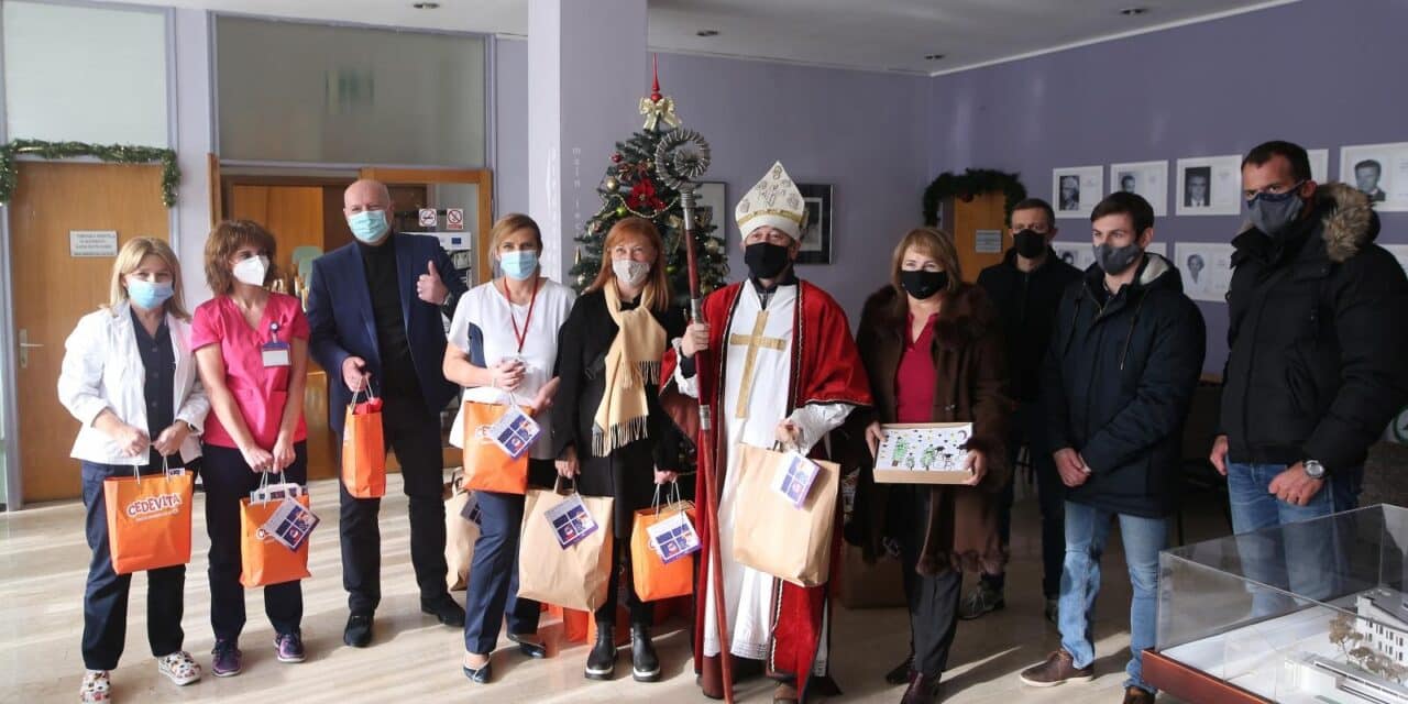 Zagreb: Malim pacijentima Klaićeve bolnice stiglei darovi Sv. Nikole