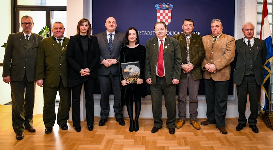 Potpisan ugovor kojim Vlada financira policu osiguranja motornih vozila od naleta na divljač