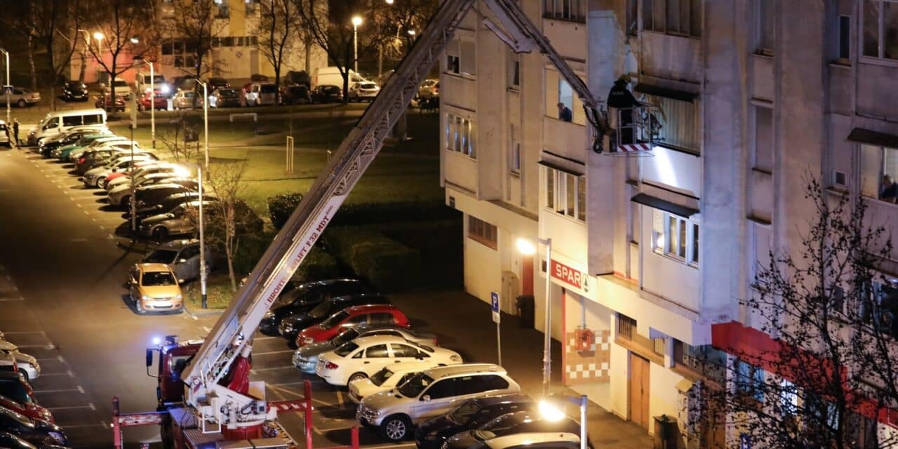 Zagreb: Policija i vatrogasci provaljuju u stan na 3. katu nakon što nisu mogli dozvati stanara