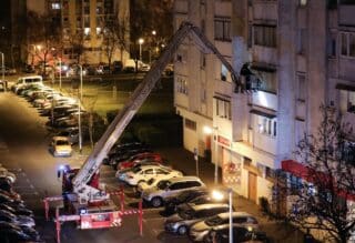 Zagreb: Policija i vatrogasci provaljuju u stan na 3. katu nakon što nisu mogli dozvati stanara