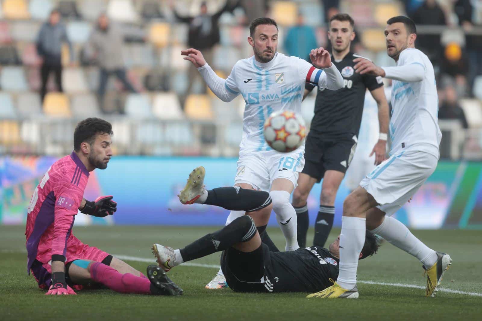 hnk rijeka – NK Slaven Belupo