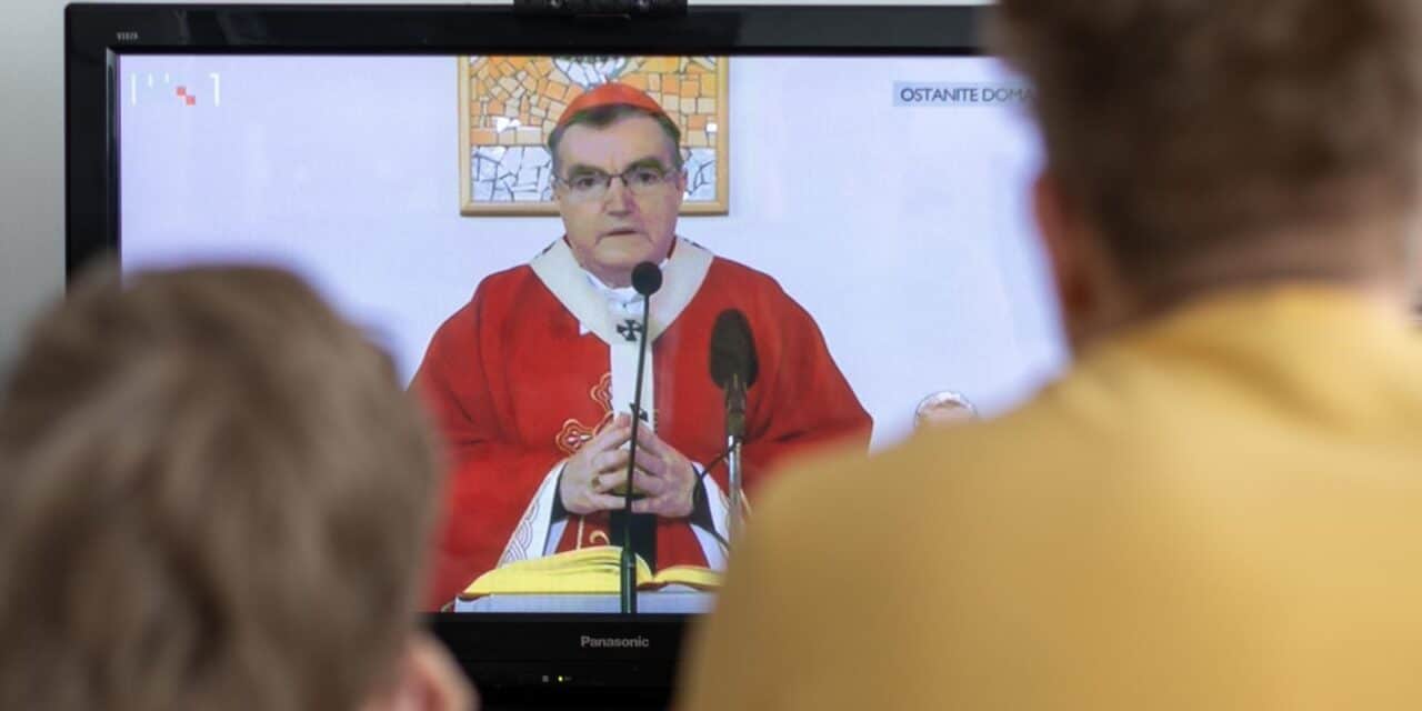 Zagreb: Vjernici na Cvjetnicu prate misu preko TV ekrana
