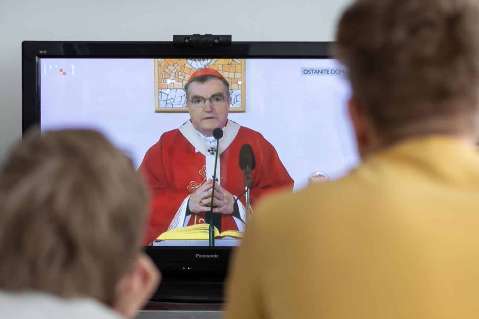 Zagreb: Vjernici na Cvjetnicu prate misu preko TV ekrana