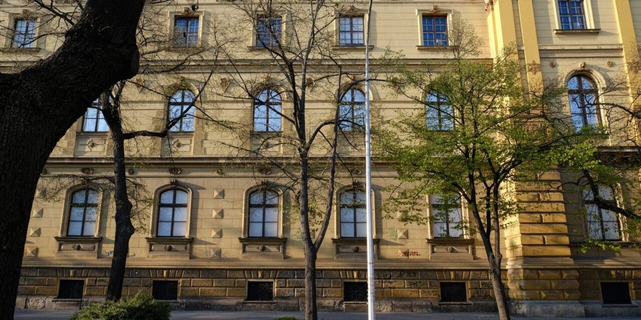 Zagreb: Prazna parkirna mjesta uz MUO koji je oštećen u potresu