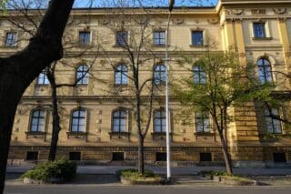 Zagreb: Prazna parkirna mjesta uz MUO koji je oštećen u potresu