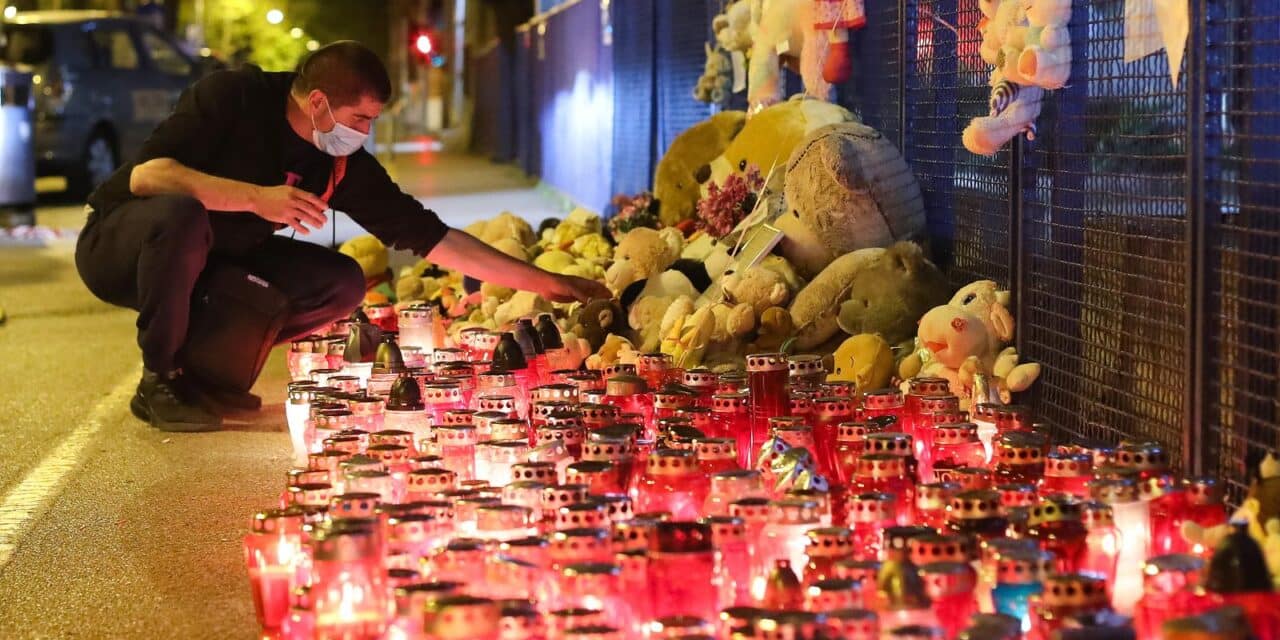 Građani ispred Klaićeve u Zagrebu ostavljaju plišane igračke i pale svijeće za preminulu djevojčicu