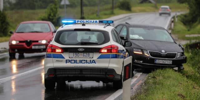 Klinča Sela: U sudaru dva osobna automobila jedna je osoba ozlijeđena