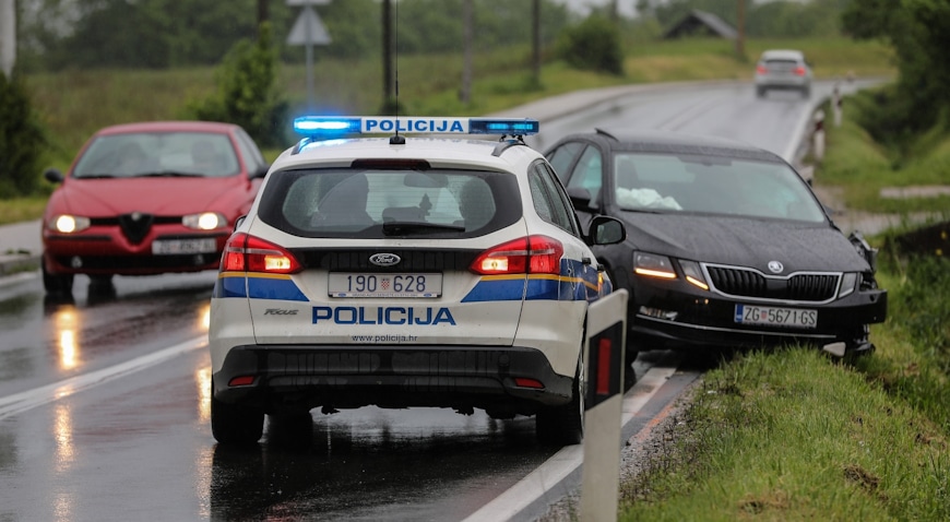 Klinča Sela: U sudaru dva osobna automobila jedna je osoba ozlijeđena