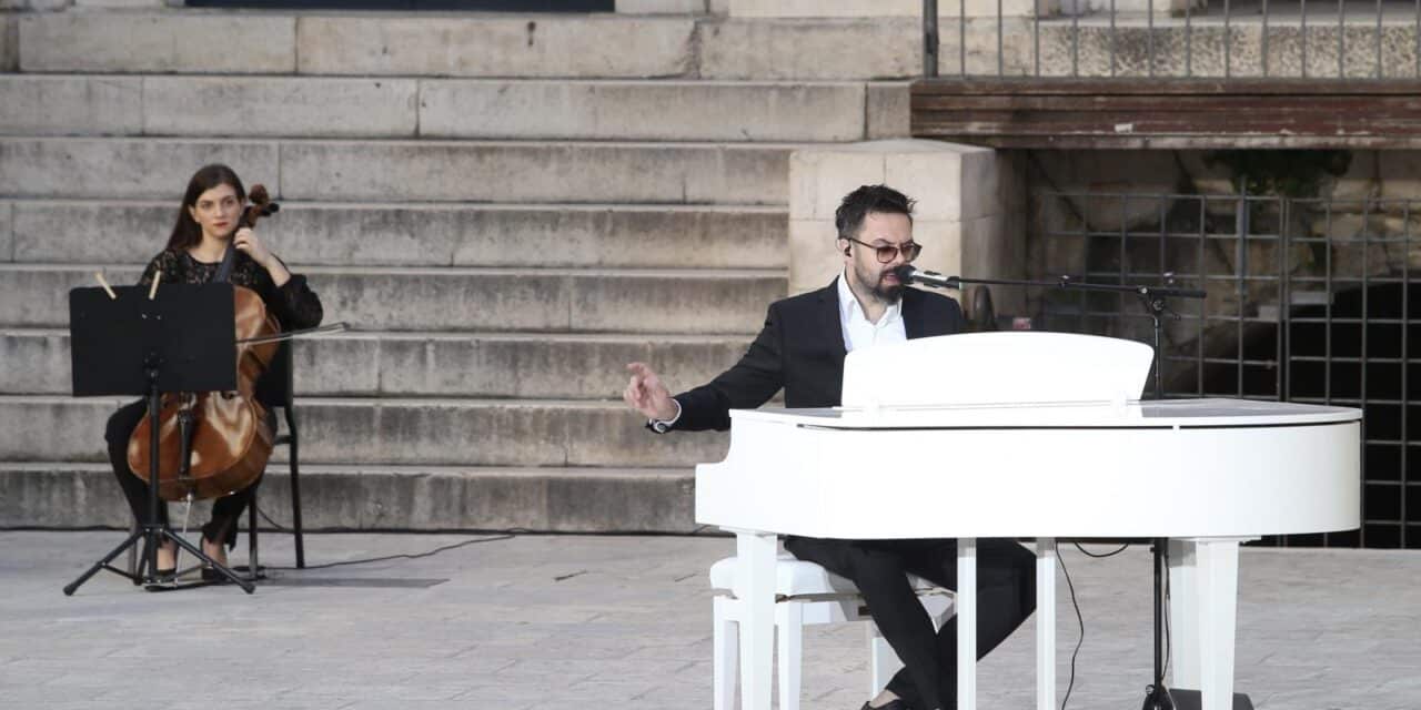 Split: Petar Grašo na praznom Peristilu snimio koncert