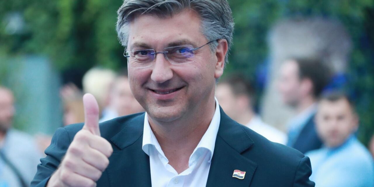 Zagreb: Oduševljeni Andrej Plenković stigao u stožer HDZ-a