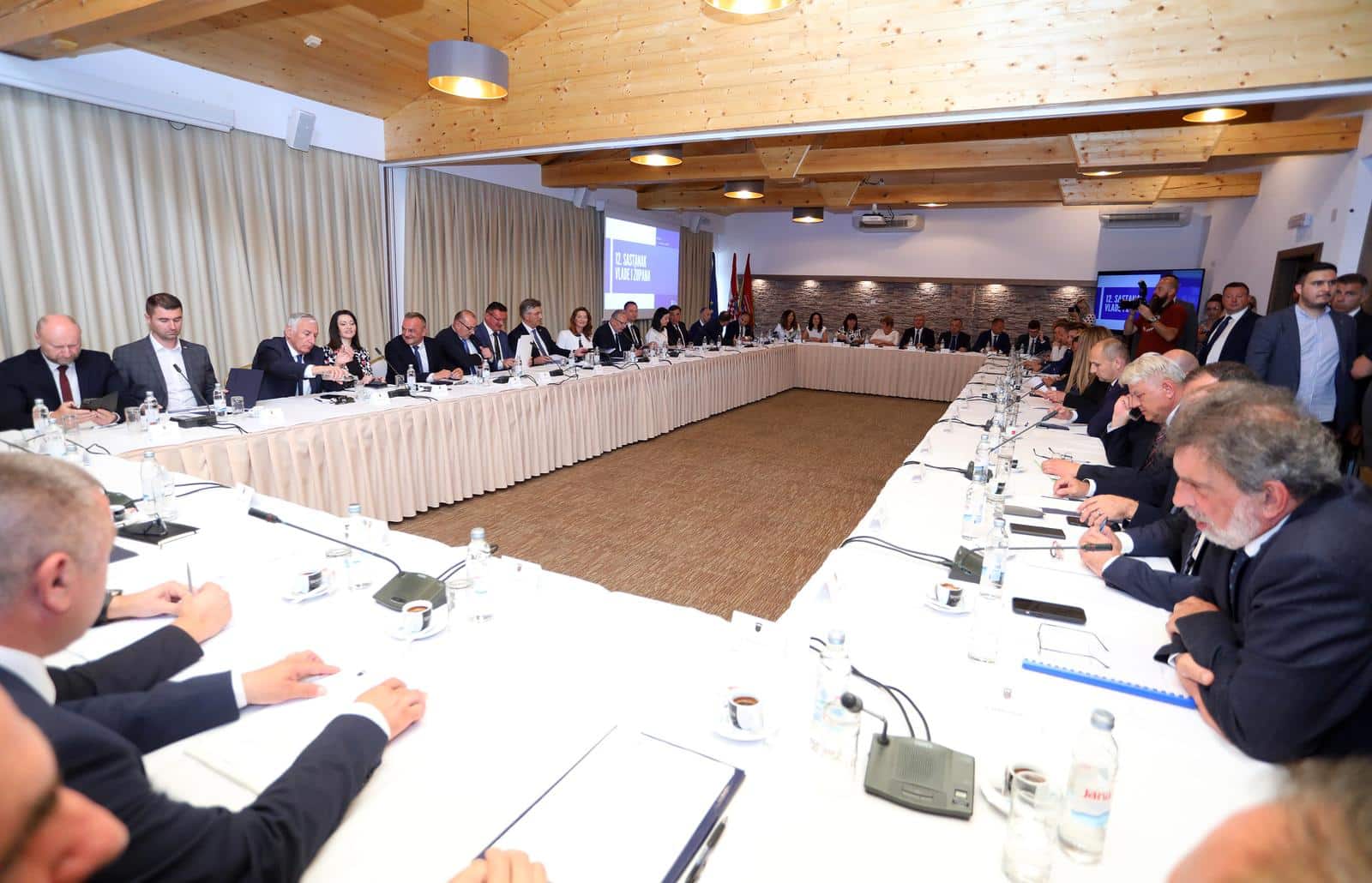 Slunj: Premijer Plenković predsjedao sastanku Vlade sa županima te predstavnicima Udruge gradova i Hrvatske zajednice općina