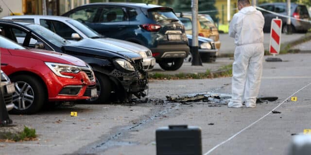 Zagreb: Policijski očevid na mjestu gdje je eksplodirao automobil u Dugavama