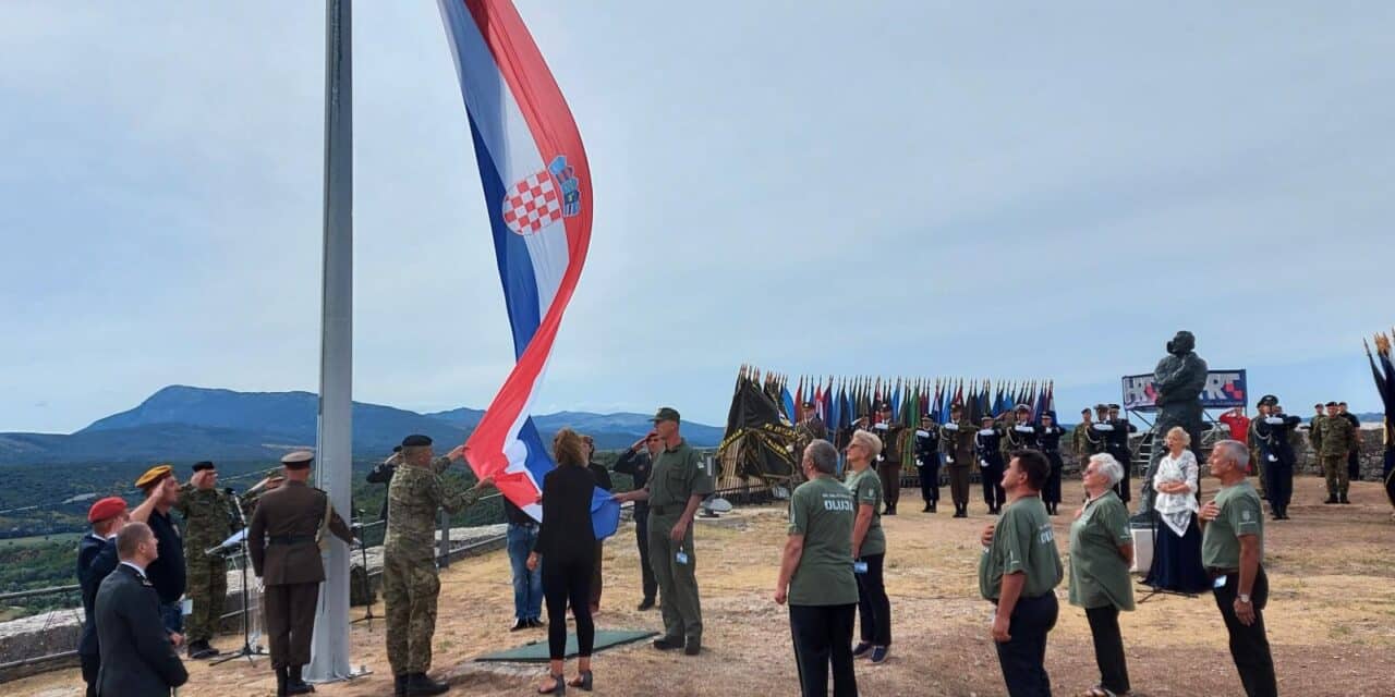 Podizanje zastave Republike Hrvatske na kninskoj tvrđavi povodom obljetnice Oluje