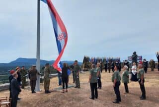 Podizanje zastave Republike Hrvatske na kninskoj tvrđavi povodom obljetnice Oluje