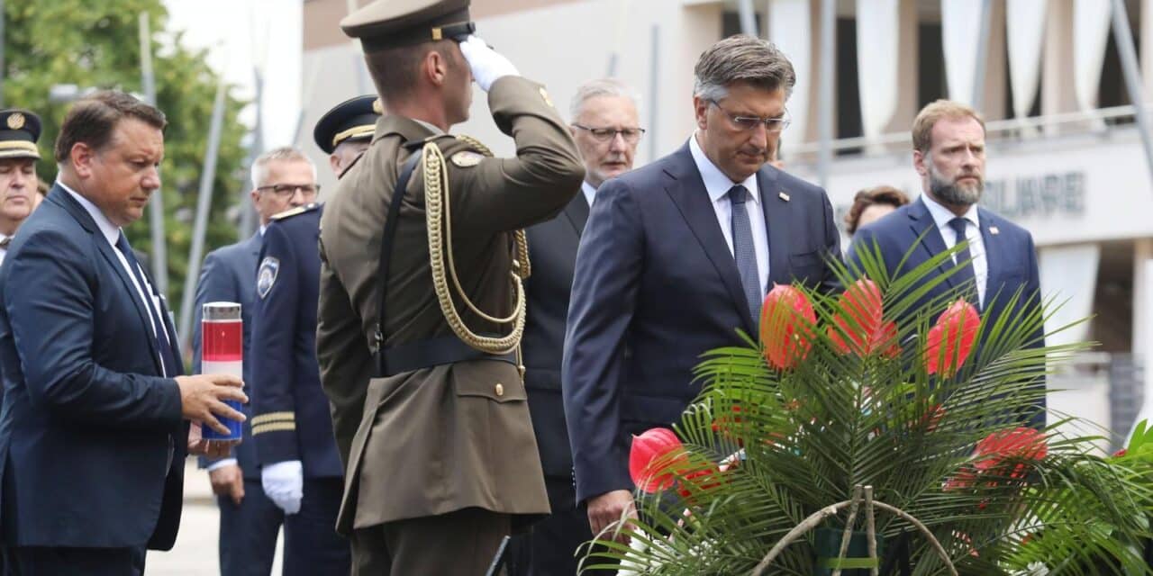 Knin: Polaganje vijenaca kod spomenika Hrvatske Pobjede Oluja 95