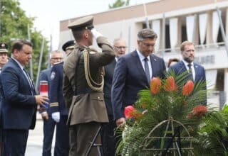 Knin: Polaganje vijenaca kod spomenika Hrvatske Pobjede Oluja 95