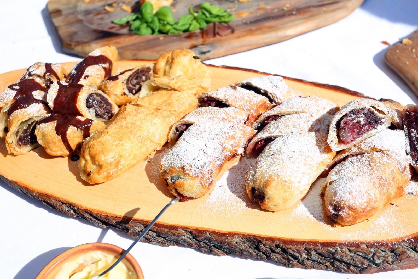 Ozalj: Izradom štrudle od jabuke bake Marice započeo ŠtrudlaFest
