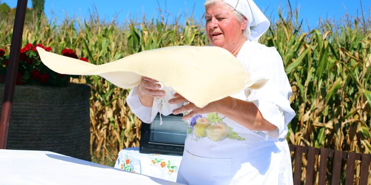 Ozalj: Izradom štrudle od jabuke bake Marice započeo ŠtrudlaFest