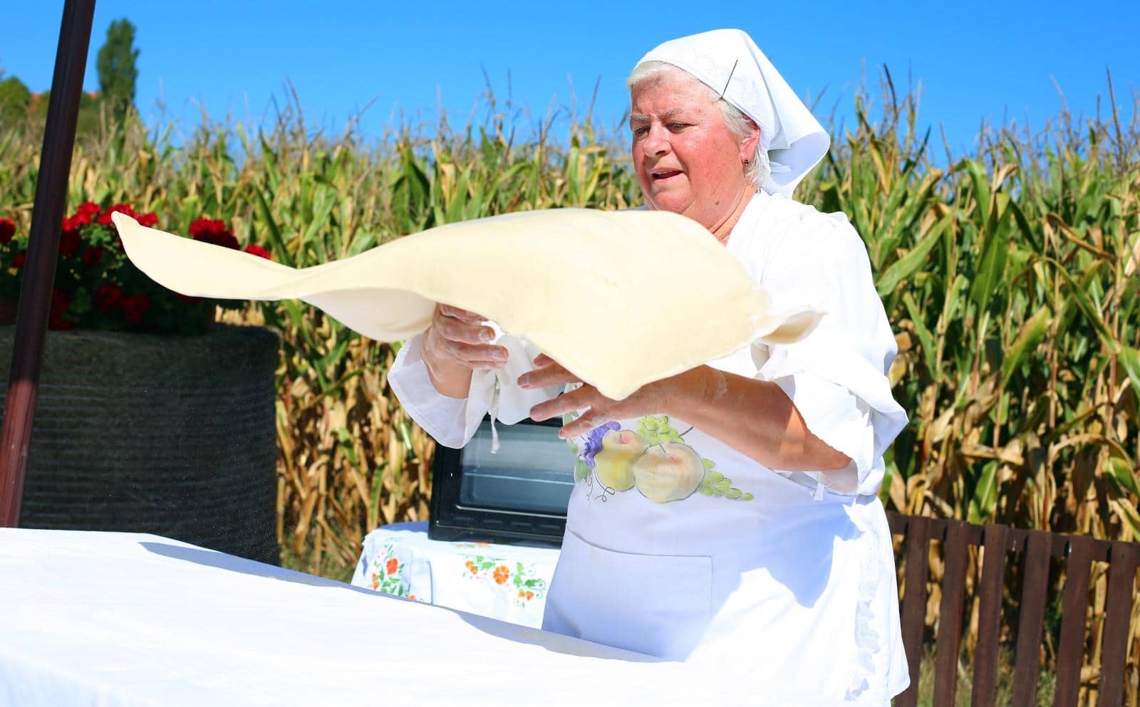 Ozalj: Izradom štrudle od jabuke bake Marice započeo ŠtrudlaFest