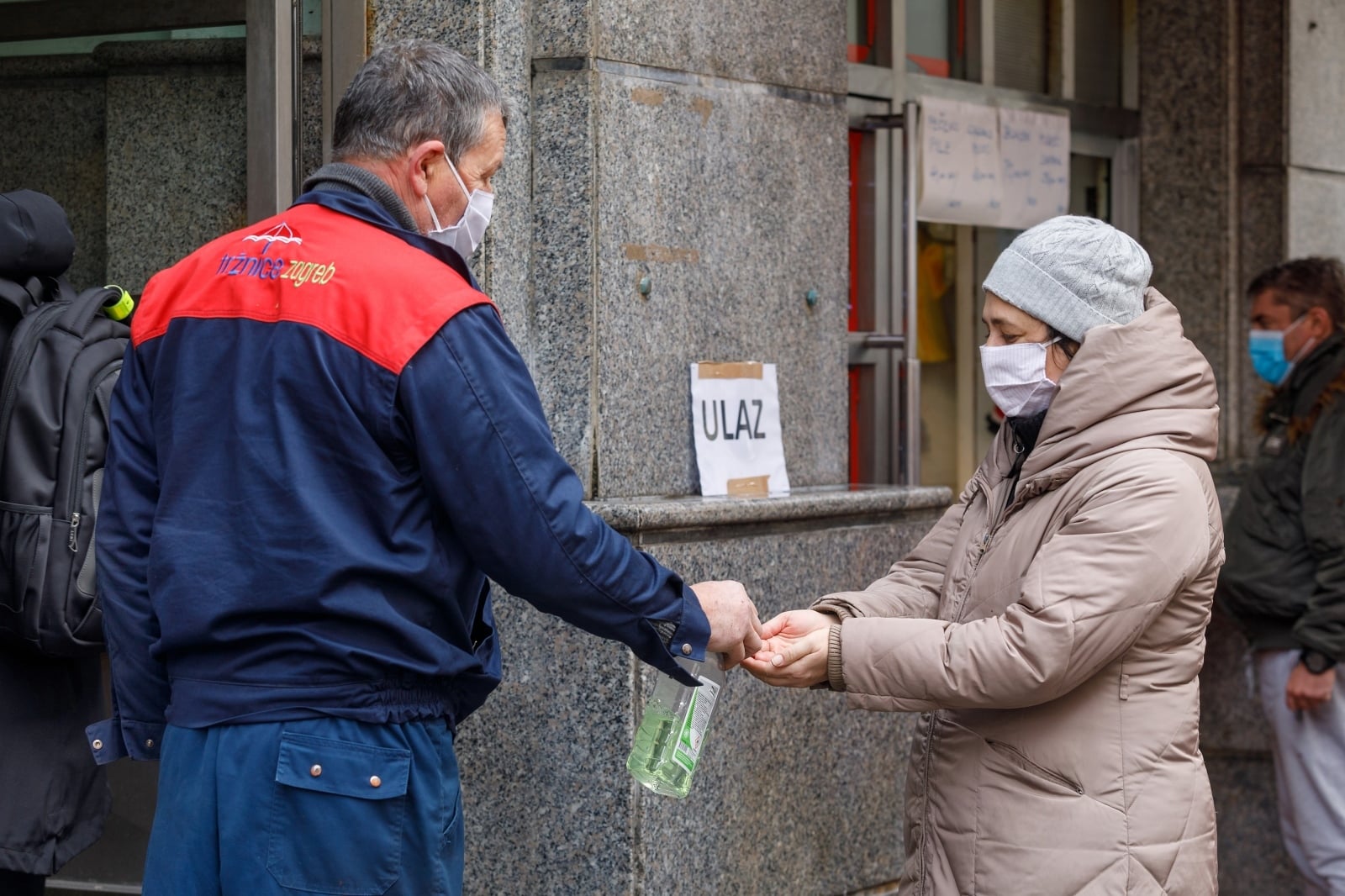 Zagreb: Zbog novih epidemioloških mjera na tržnici Dolac stvaraju se velike gožve