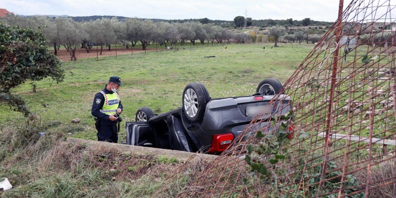 Šibenik: Na vrpoljačkoj cesti došlo do prevrtanja osobnog automobila