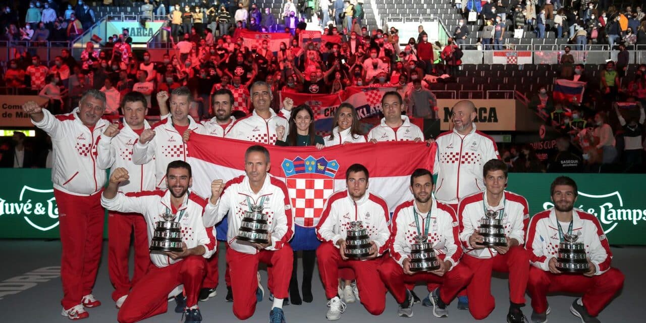 Hrvatski tenisači pozirali su s peharima nakon izgubljenog finala Davis Cupa