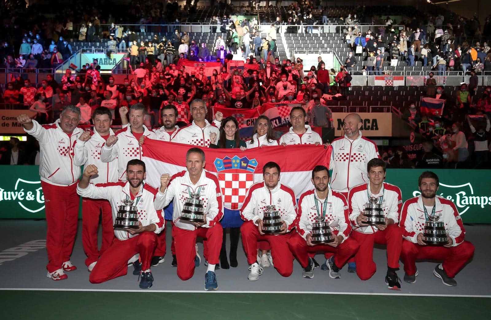 Hrvatski tenisači pozirali su s peharima nakon izgubljenog finala Davis Cupa