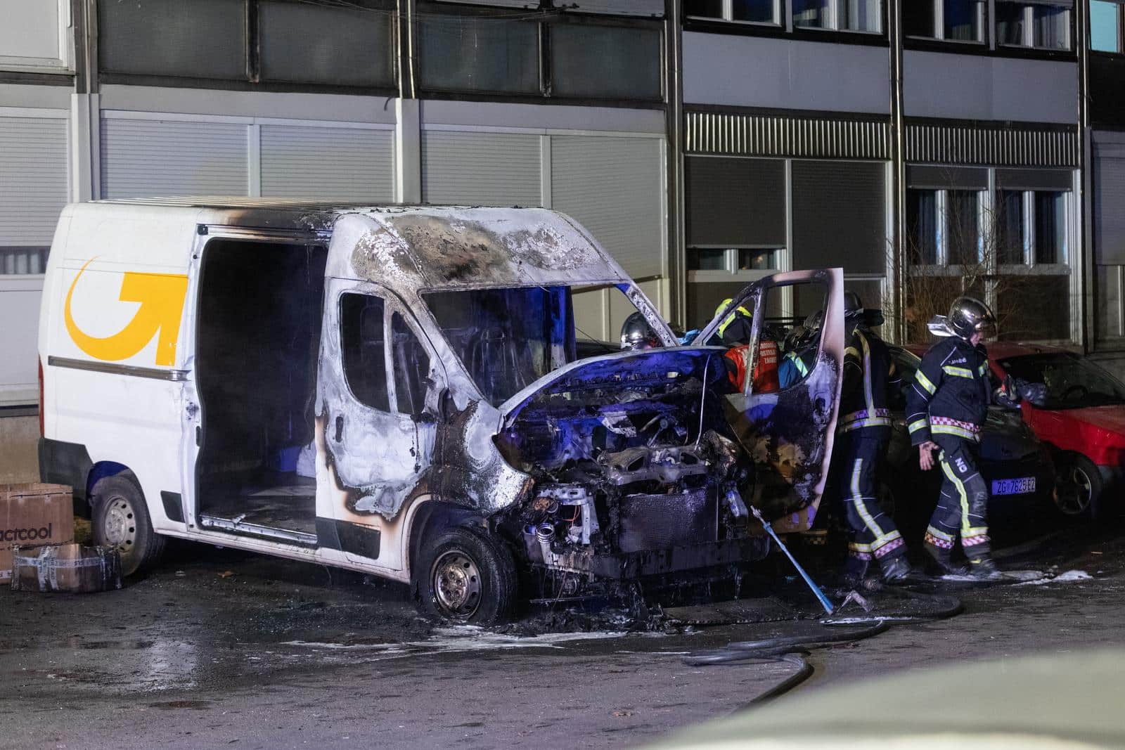 U Zagrebu izgorio dostavni kombi