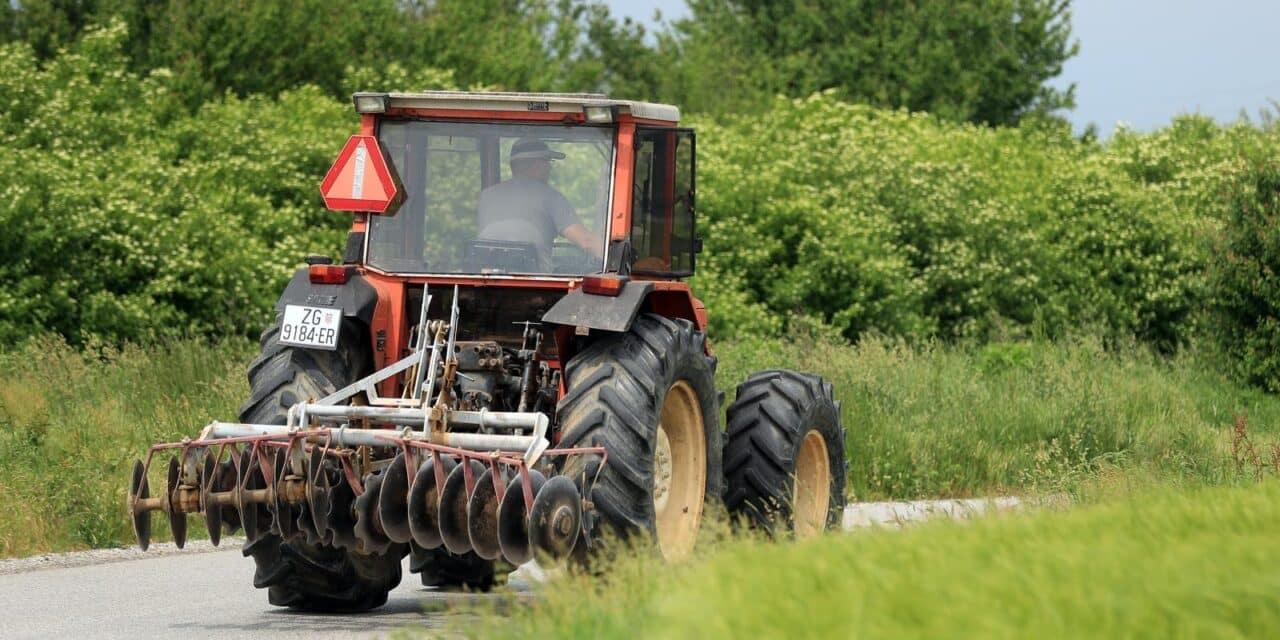 Traktor na cesti