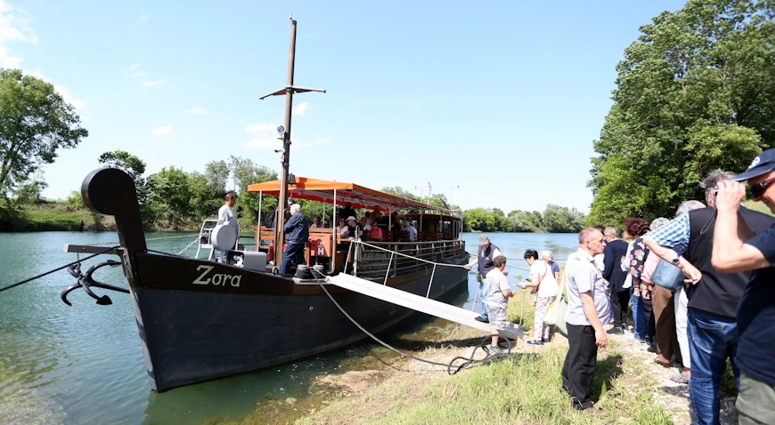 Karlovac: Zapocele su redovne vožnje Žitnom ladom Zorom po rijeci Kupi