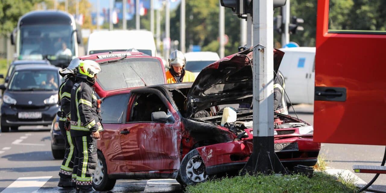 Zagreb: U sudaru dva automobila jedan automobil se zapalio