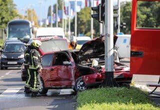Zagreb: U sudaru dva automobila jedan automobil se zapalio