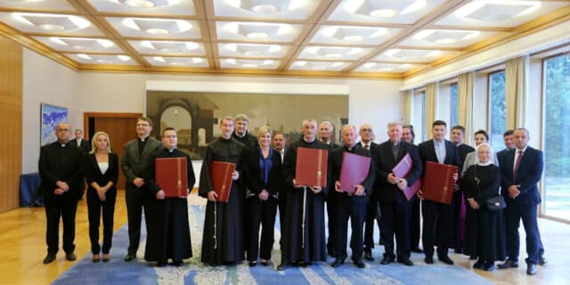 Zagreb: Predsjednica Grabar-Kitarović uručila Povelje RH nacionalnim marijanskim svetištima