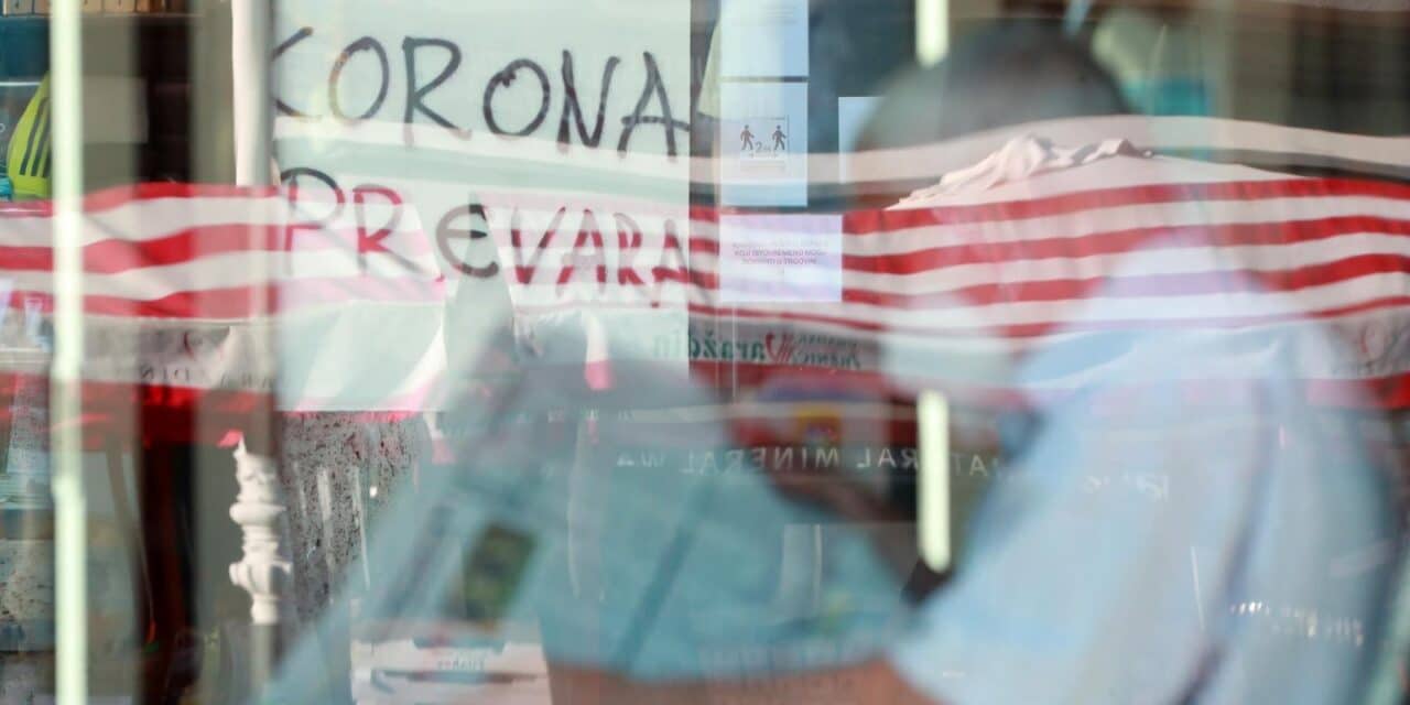 Zagreb: Nakon jučerašnjeg Festivala slobode na zgradi osvanuo grafit “korona prevara”