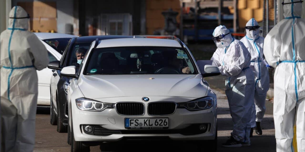 Zagreb: Tehničari građanima u automobilima na Velesajmu uzimaju briseve